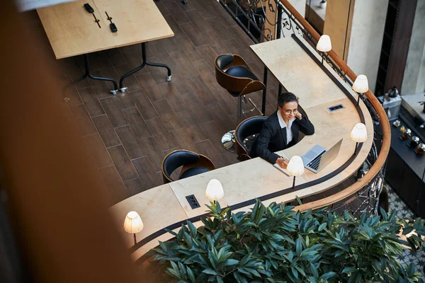 Young female person working in flex office — Stock Photo, Image