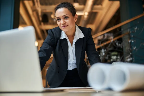 Glad brunett kvinna tittar på skärmen av datorn — Stockfoto