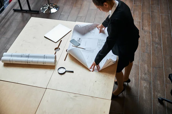 Concentrated international woman working in design studio — Stock Photo, Image