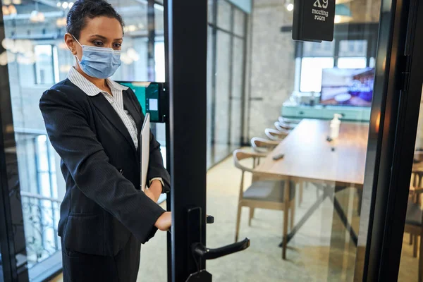 Asistente joven y atento preparándose para el encuentro — Foto de Stock