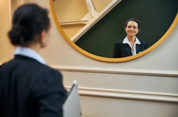 Primo piano di donna gentile che guarda lo specchio — Foto Stock