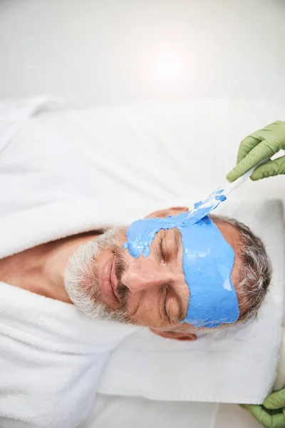 미용실에서 얼굴 치료를 받고 있는 노인 — 스톡 사진