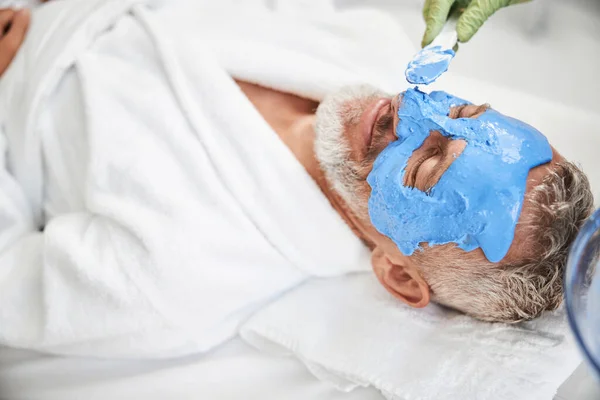 Facial mask for a senior citizen at spa salon — Stock Photo, Image
