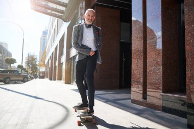 Mutlu yaşlı vatandaş uzun tahtasında mutlu.