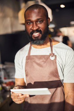 İşte dokunmatik yastıklı mutlu gençler.