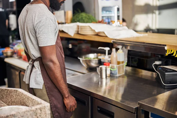 Chef barbudo em avental de pé na cozinha — Fotografia de Stock