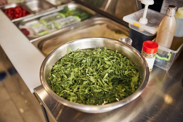 Bowl of washed greenery in professional kitchen — Stock Photo, Image