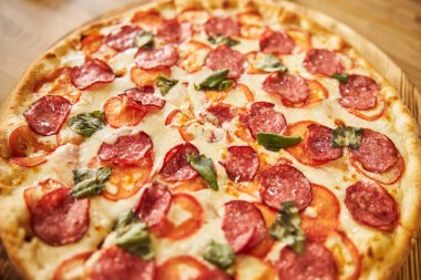 Tahtada taze pişmiş pepperoni pizza.