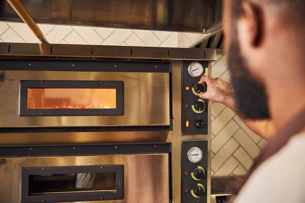 大胡子厨师在专业厨房烘焙披萨 — 图库照片