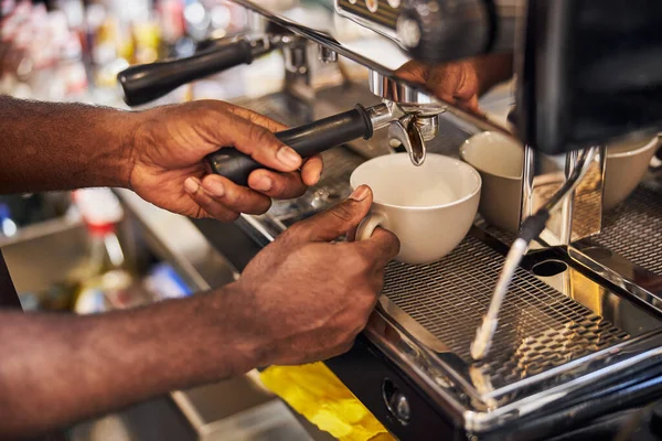 Csapos friss kávét készít professzionális kávéfőző géppel — Stock Fotó