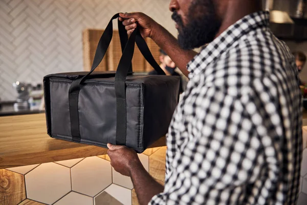 Afroamericano joven agarrando comida entrega bolsa — Foto de Stock