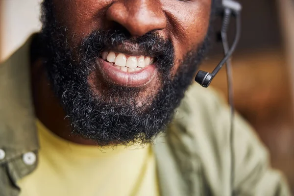 Jovem afro-americano em fones de ouvido expressando emoções positivas — Fotografia de Stock