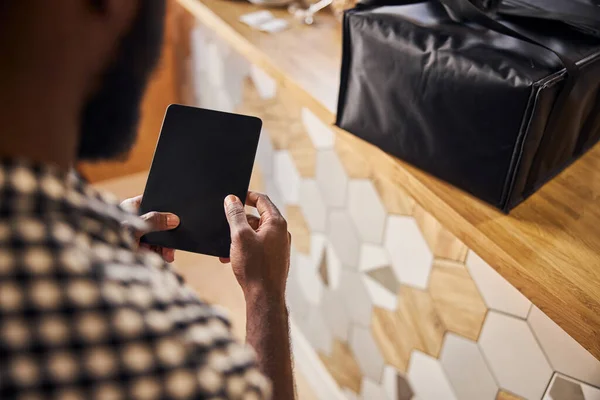 Afro-americano jovem usando tablet computador — Fotografia de Stock