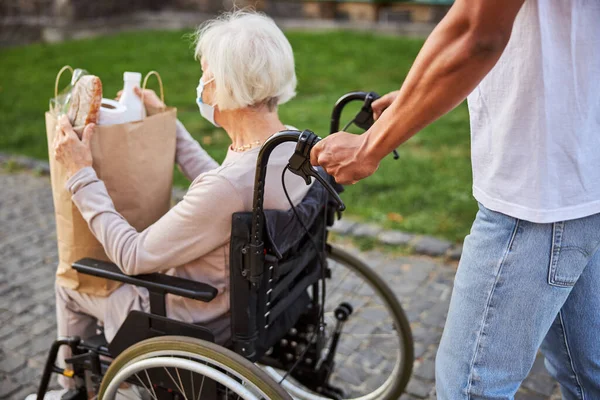 Prendre soin des personnes âgées pendant la pandémie — Photo