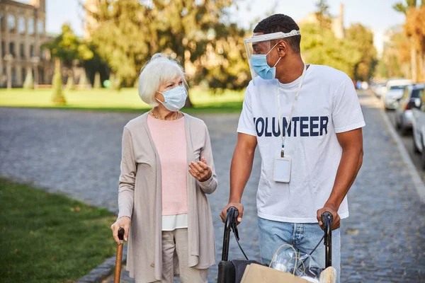 Ältere Dame verbessert Mobilität durch hilfreiche Ehrenamtliche — Stockfoto