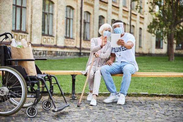 Moderna prylar som förbinder pensionärer med deras släktingar utomlands — Stockfoto