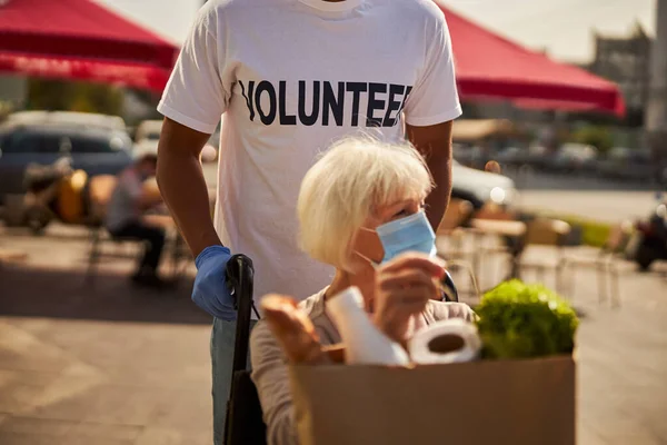 Hombre voluntario regresando anciana del supermercado —  Fotos de Stock