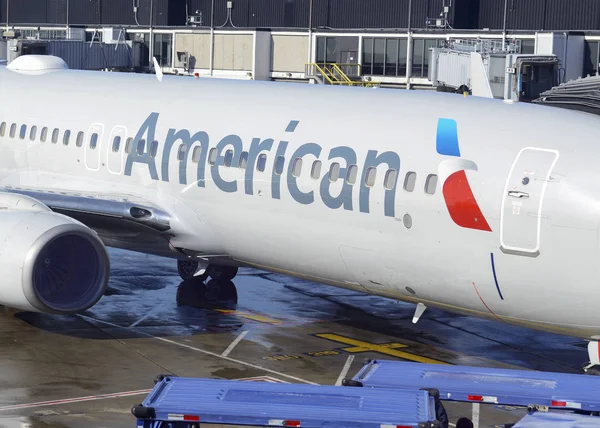 Chicago Circa Abril 2018 Avión American Airlines Terminal Del Aeropuerto —  Fotos de Stock