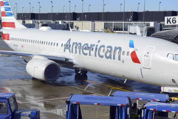 CHICAGO CIRCA April 2018. Самолет American Airlines в терминале аэропорта Охара, где American открыл новые ворота, выровненные с ростом и расширением аэропорта, чтобы разместить увеличенное количество пассажиров
.