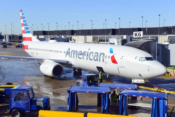 Chicago Circa Abril 2018 Avión American Airlines Terminal Del Aeropuerto —  Fotos de Stock