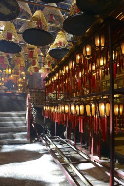 Hong Kong, Çin için loş, geleneksel tapınağında fener ile yanan tütsü