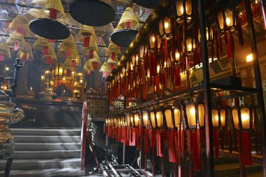 Hong Kong, Çin için loş, geleneksel tapınağında fener ile yanan tütsü
