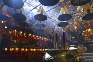 Hong Kong, Çin için loş, geleneksel tapınağında fener ile yanan tütsü