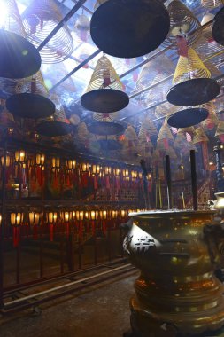 Hong Kong, Çin için loş, geleneksel tapınağında fener ile yanan tütsü