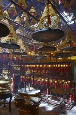 Hong Kong, Çin için loş, geleneksel tapınağında fener ile yanan tütsü