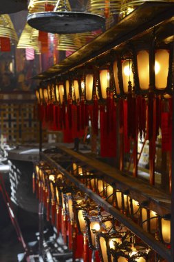 Hong Kong, Çin için loş, geleneksel tapınağında fener ile yanan tütsü