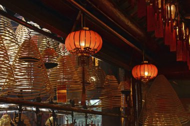 Hong Kong, Çin için loş, geleneksel tapınağında fener ile yanan tütsü