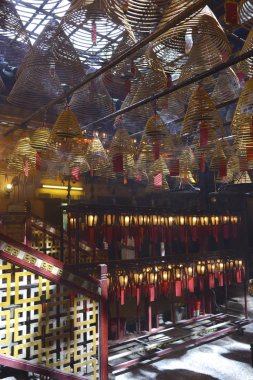 Hong Kong, Çin için loş, geleneksel tapınağında fener ile yanan tütsü