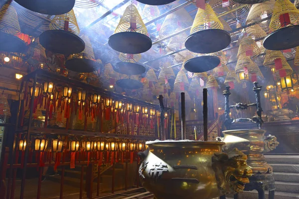 Hong Kong, Çin için loş, geleneksel tapınağında fener ile yanan tütsü