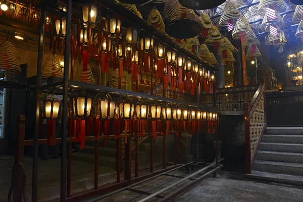 Hong Kong, Çin için loş, geleneksel tapınağında fener ile yanan tütsü