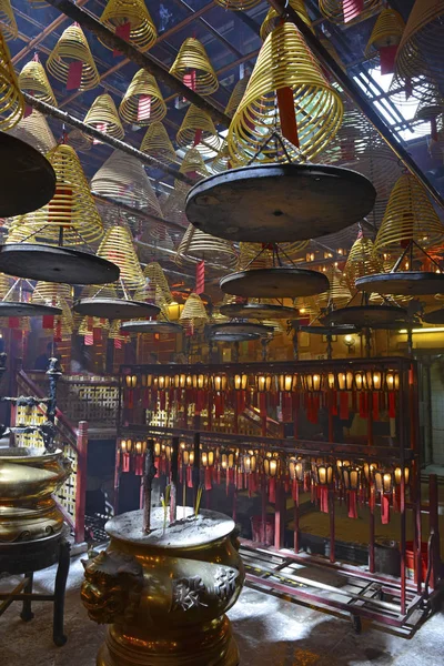 Hong Kong, Çin için loş, geleneksel tapınağında fener ile yanan tütsü