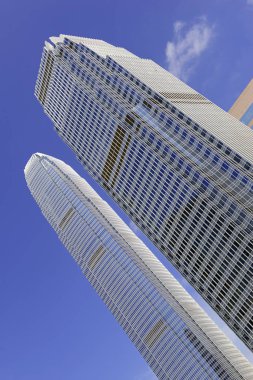 Hong Kong mavi gökyüzü ile uzun boylu cam Skycrapers