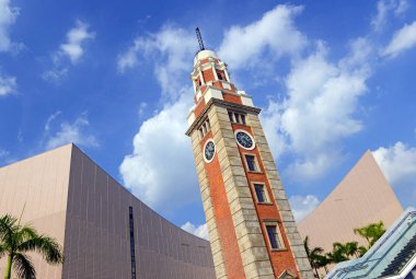 Saat Kulesi ile mavi gökyüzü n Tsim Sha Tsui Kowloon, Hong Kong Victoria Harbour tarafından 