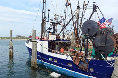 Dock ticari balıkçı teknesi ile deniz sahne