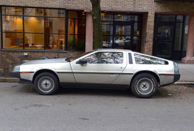 New York - Mayıs 2018 yaklaşık. Bir fütüristik tasarımı onun zaman için erken DeLorean'ı başa gelecek ve kalıntılar klasik otomobil meraklıları ile popüler filmde rol aldı.
