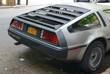 New York - Mayıs 2018 yaklaşık. Bir fütüristik tasarımı onun zaman için erken DeLorean'ı başa gelecek ve kalıntılar klasik otomobil meraklıları ile popüler filmde rol aldı.