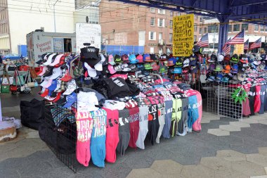 New York - Mayıs 2018 yaklaşık. Sokak satıcıları çeşitli New York temalı Hatıra Eşyası satan Manhattan'ın çeşitli toplumun bir parçasıdır ve turistik ziyaretçiler için yapmak