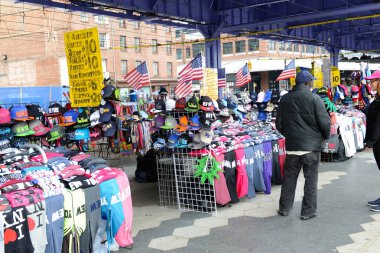 New York - Mayıs 2018 yaklaşık. Sokak satıcıları çeşitli New York temalı Hatıra Eşyası satan Manhattan'ın çeşitli toplumun bir parçasıdır ve turistik ziyaretçiler için yapmak