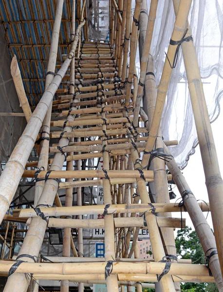 香港と中国 アジアの他の部分の竹は鋼鉄または鉄の足場の代わりに不動産の足場に用い — ストック写真