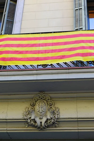 Флаг Каталонии Зданиях Апартаментов Демонстрирующий Поддержку Независимости Каталонии — стоковое фото