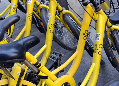 Chengdu yaklaşık Aralık 2017. Ofo bisiklet, Bisiklet Paylaş programı Çin sakinleri ve turistler bir başka ulaşım seçeneği verir ve fosil yakıtların tüketimi azaltır.