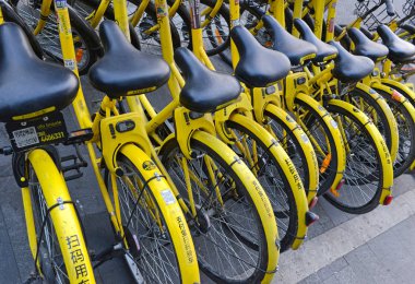 Chengdu yaklaşık Aralık 2017. Ofo bisiklet, Bisiklet Paylaş programı Çin sakinleri ve turistler bir başka ulaşım seçeneği verir ve fosil yakıtların tüketimi azaltır.