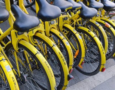 Chengdu yaklaşık Aralık 2017. Ofo bisiklet, Bisiklet Paylaş programı Çin sakinleri ve turistler bir başka ulaşım seçeneği verir ve fosil yakıtların tüketimi azaltır.