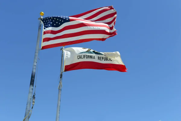 Ηνωμένες Πολιτείες Και Την Καλιφόρνια Σημαίες Μπλε Του Ουρανού — Φωτογραφία Αρχείου