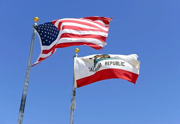 アメリカ合衆国 カリフォルニア州のフラグと青い空 — ストック写真