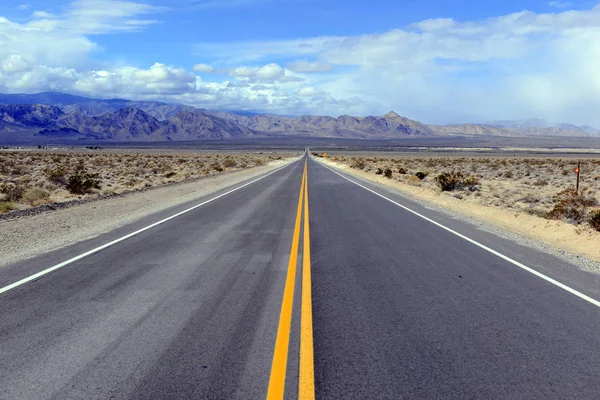 Amplia Carretera Abierta Desierto Con Telón Fondo Montaña Oeste Estados — Foto de Stock